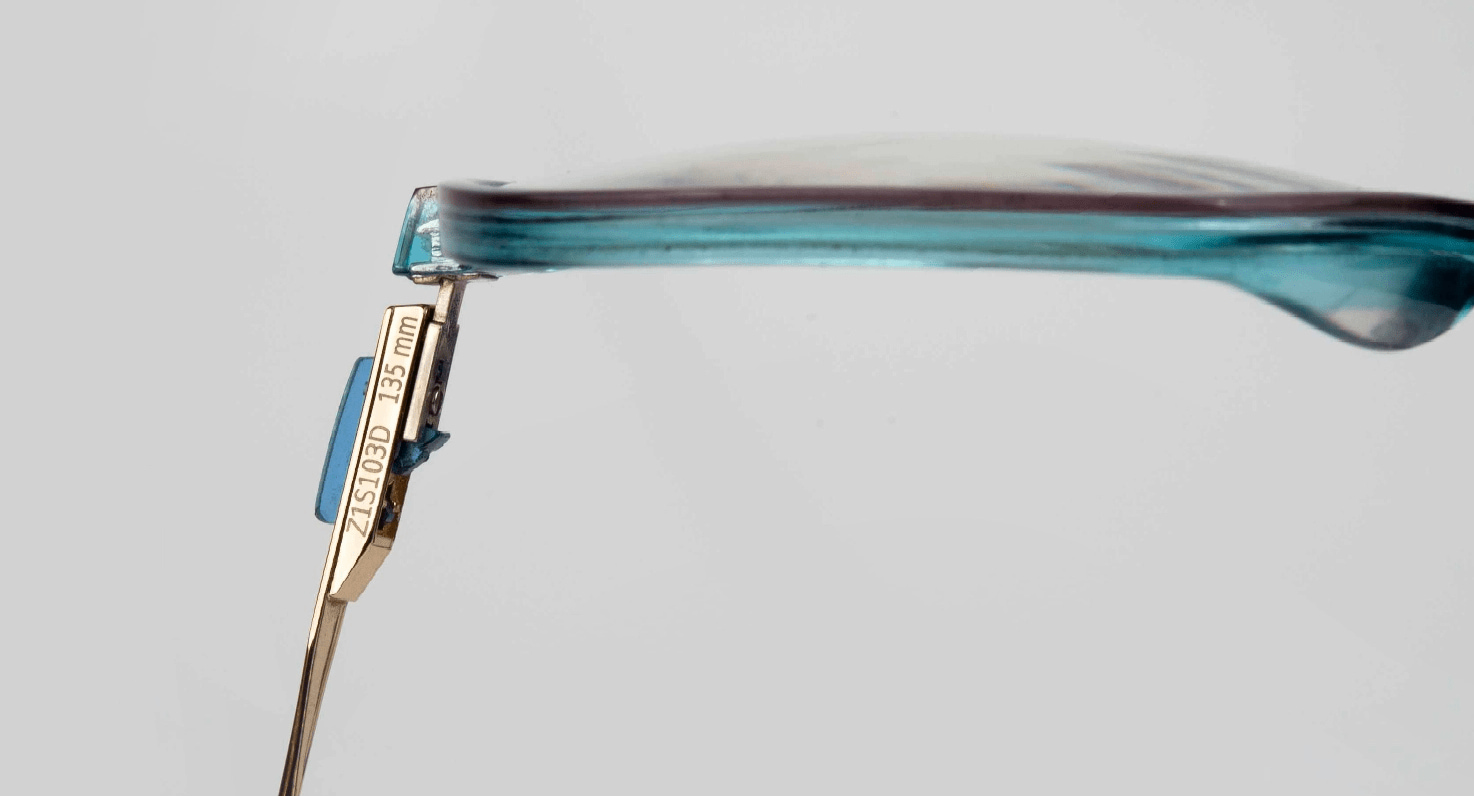 … en dessous de la branche au niveau l’accroche