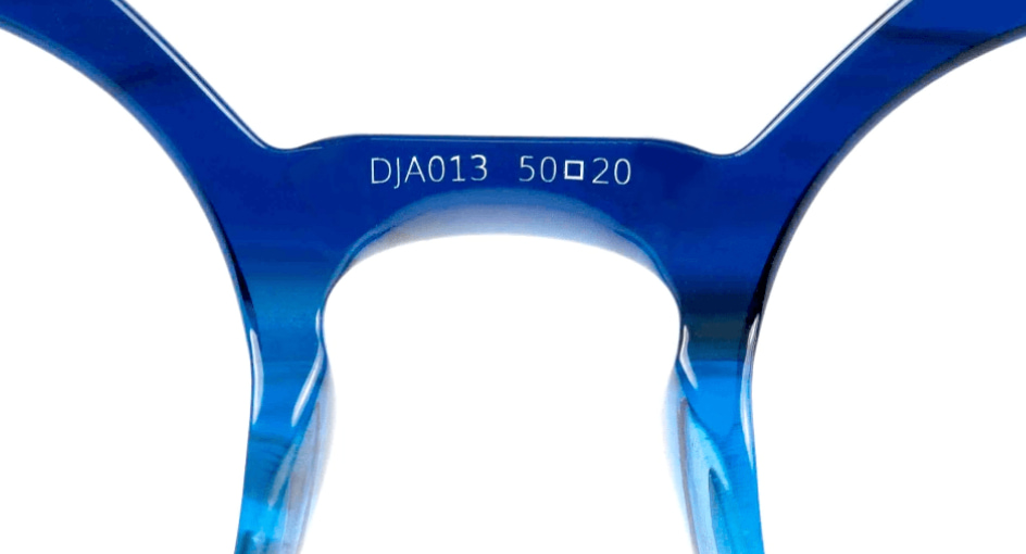 ... en el interior de tus gafas, normalmente a la altura de la nariz 