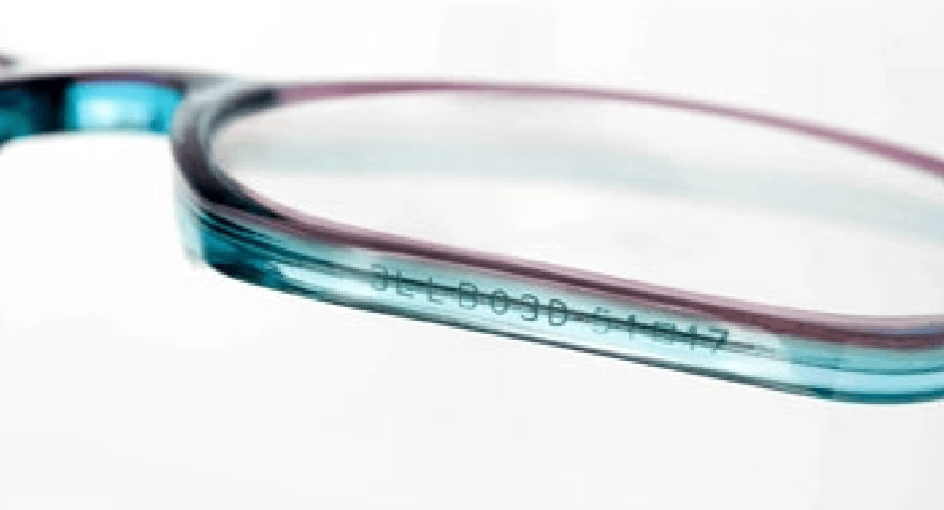 ... De manera excepcional, puedes encontrar tu referencia grabada bajo el frente a la altura de los lentes.